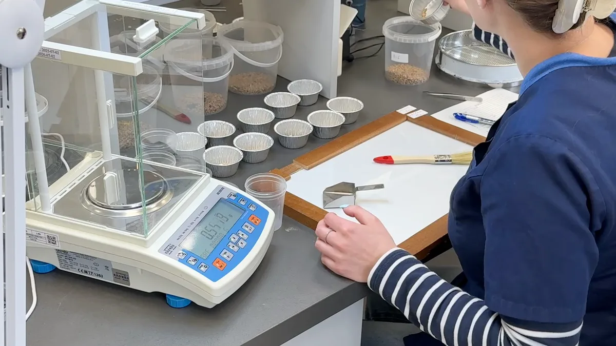 Weighing a separated impurity fraction on an analytical balance during besatz determination
