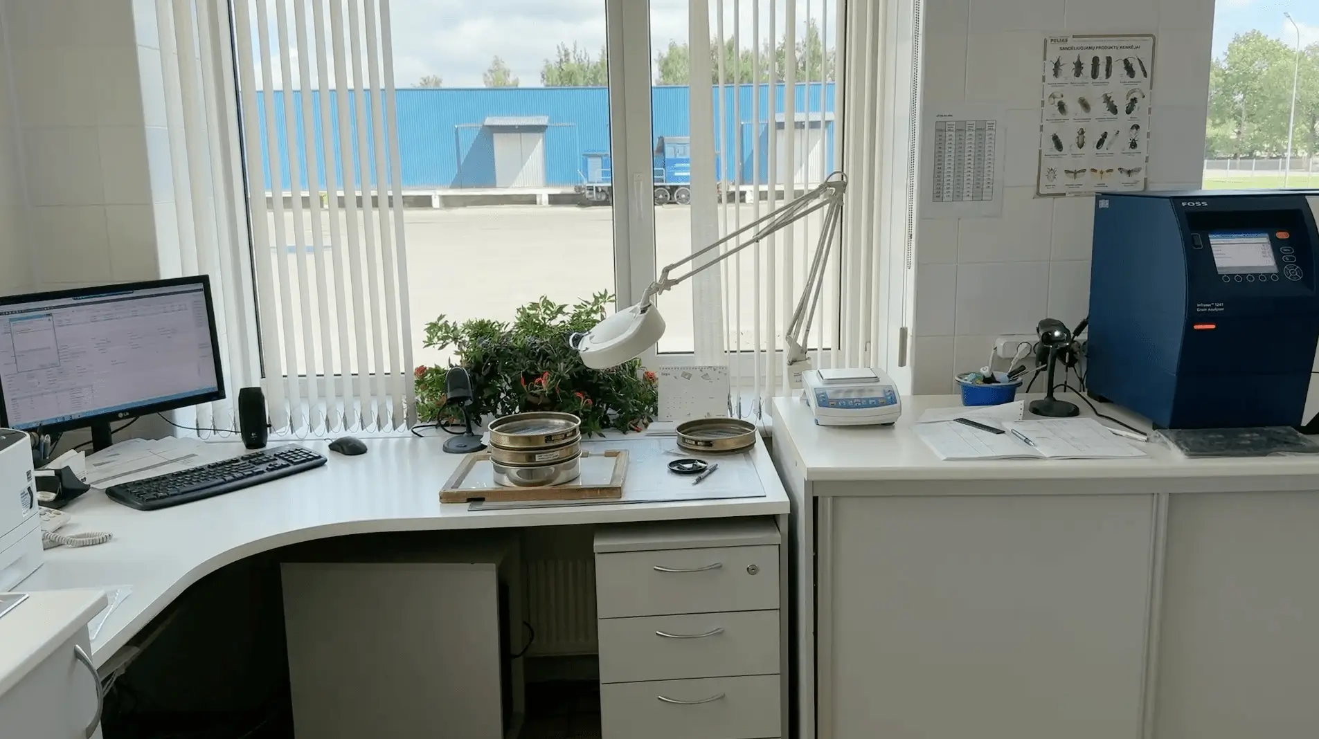 Viljan laatulaboratorio FOSS NIR-analysaattorilla, tietokoneasemalla ja testiseulonnoilla