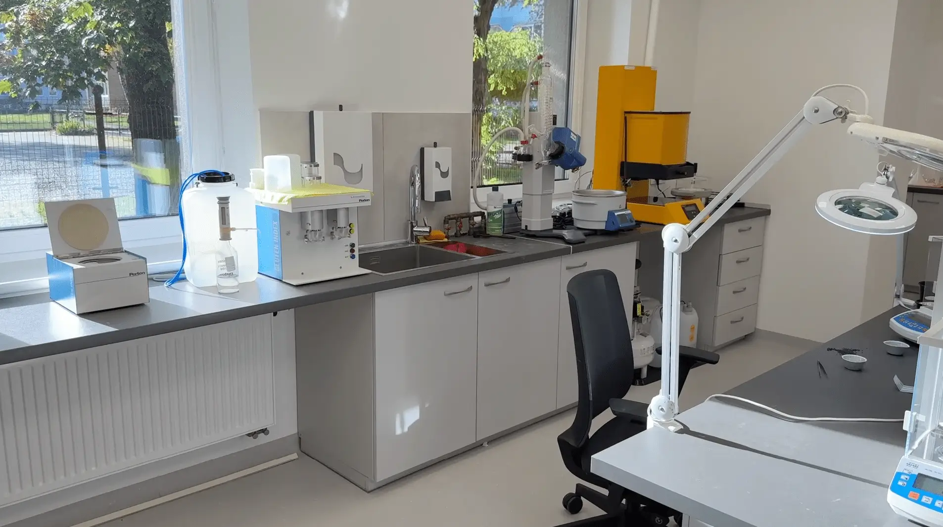 Ammattimainen viljan analyysit laboratorio useilla NIR-analysaattoreilla, kosteusmittareilla ja näytteen valmistuslaitteilla