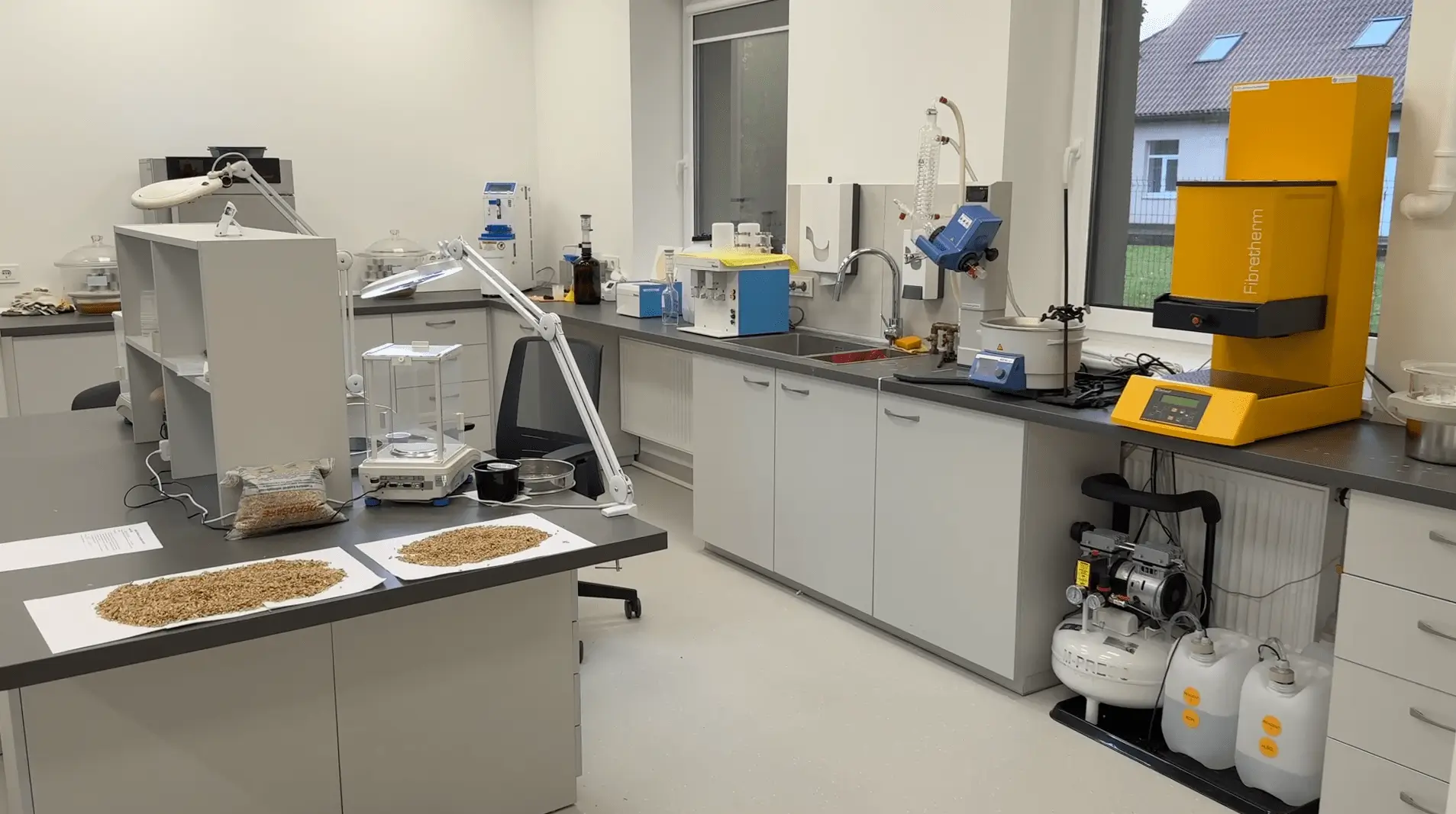 Viljalaboratorio näytteillä levitettyinä visuaaliseen tarkastukseen, analyyttisellä vaa'alla ja testauslaitteilla